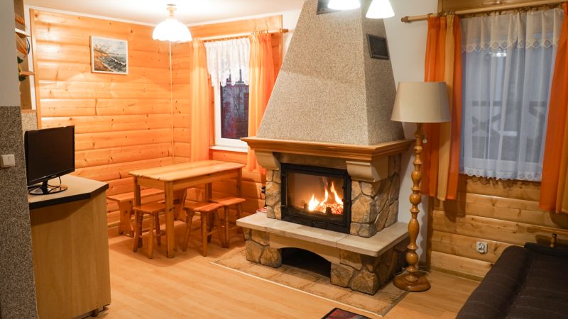 Salon - Domek Piętrowy, Kominek